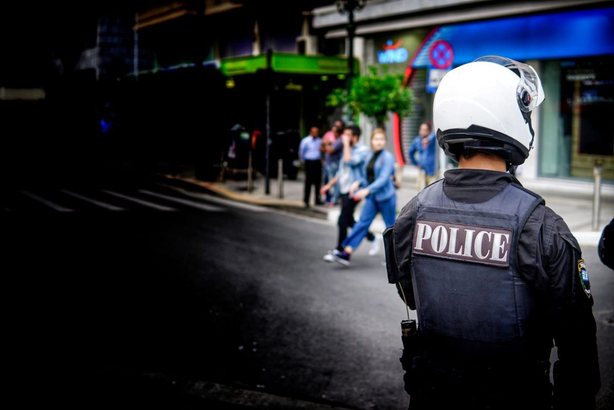 Επίθεση σε αστυνομικούς: Καδρόνια και μολότοφ, έξω από τη Νομική