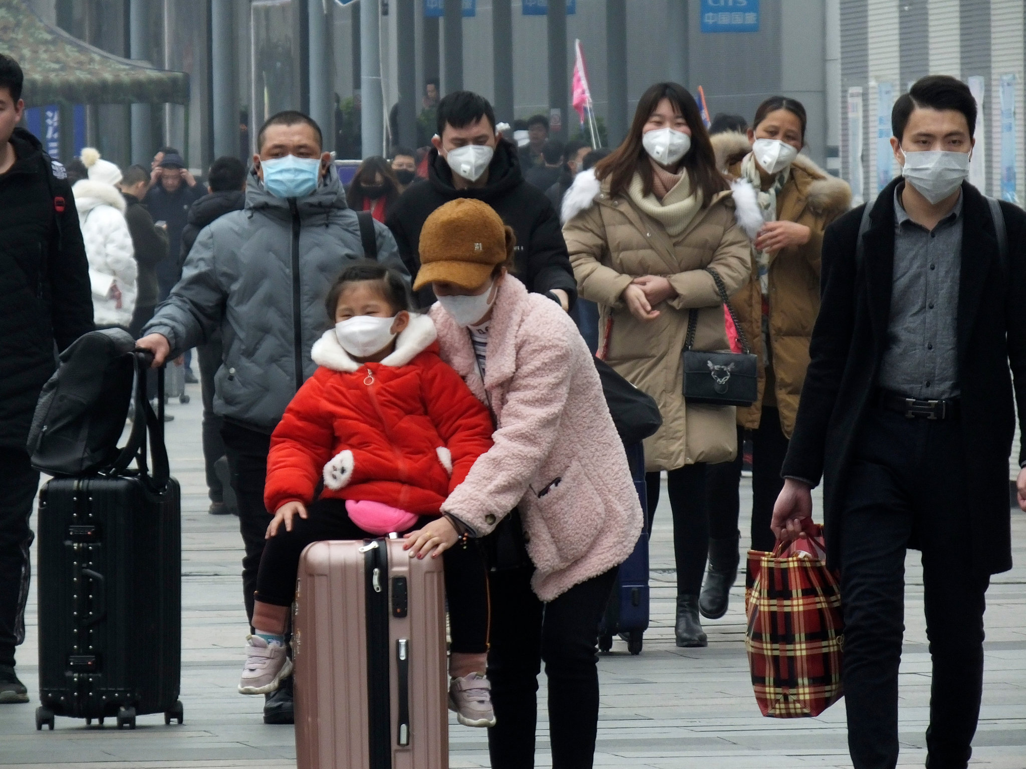 Κοροναϊός Κίνα: Τα Βρετανικά ΜΜΕ για τον ιό – Κάτοικοι του Ουχάν πέφτουν στους δρόμους