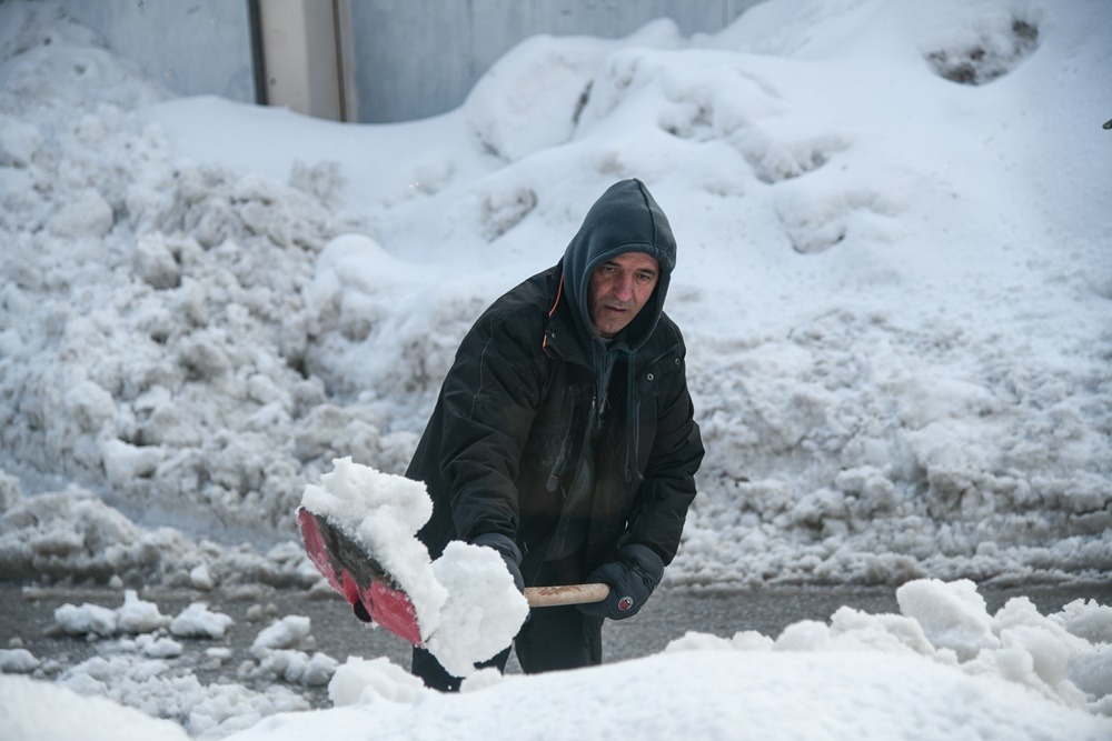 Βίλια χιόνια: Οικογένειες εγκλωβίστηκαν λόγω της κακοκαιρίας