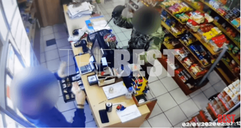 Ληστεία σε μίνι μάρκετ – Πάτρα: Οι Αρχές εξετάζουν τον ένοπλο δράστη από την κάμερα
