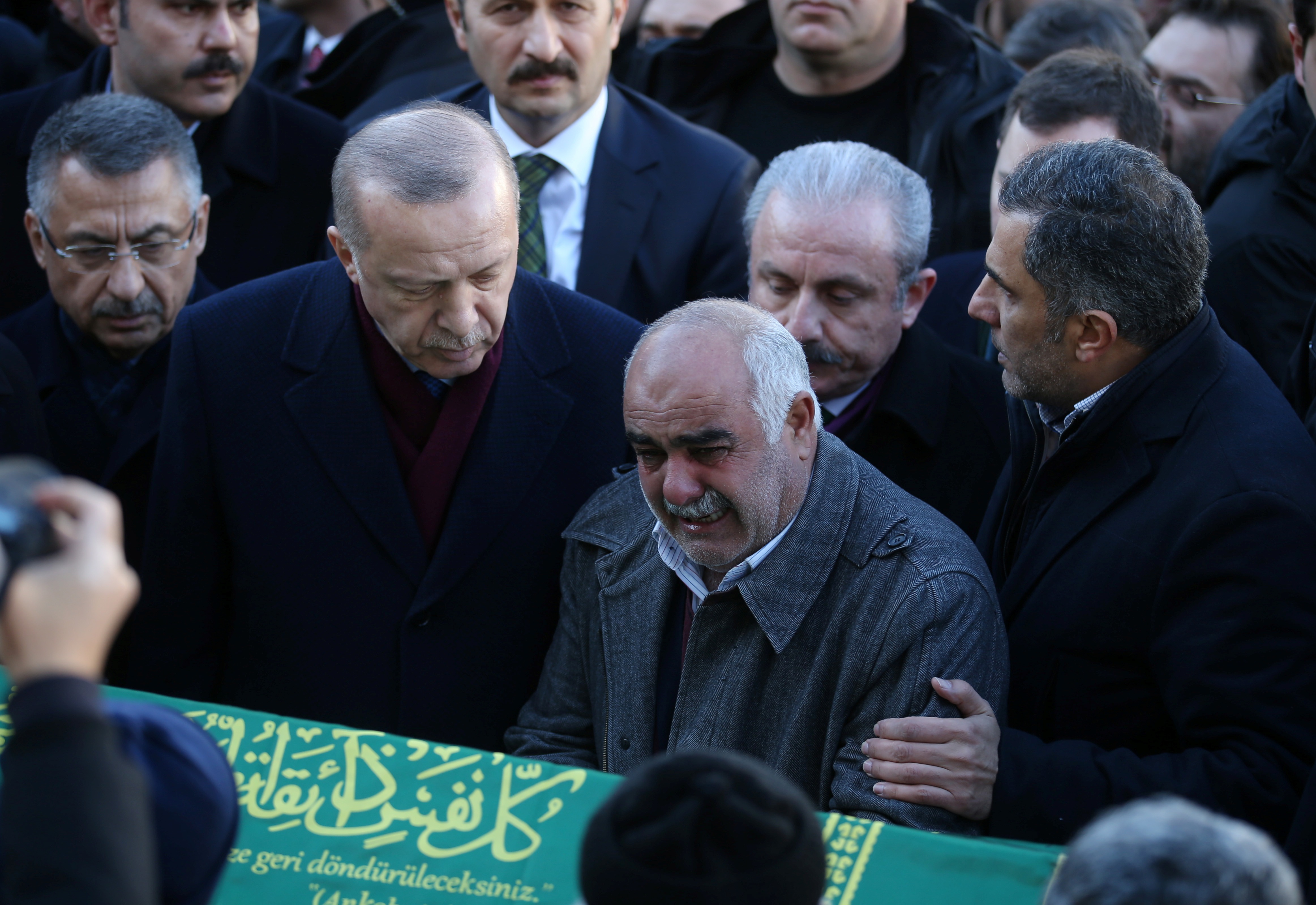 Σεισμός Τουρκία: Ο Ερντογάν κουβαλά φέρετρο, σε κηδεία θυμάτων