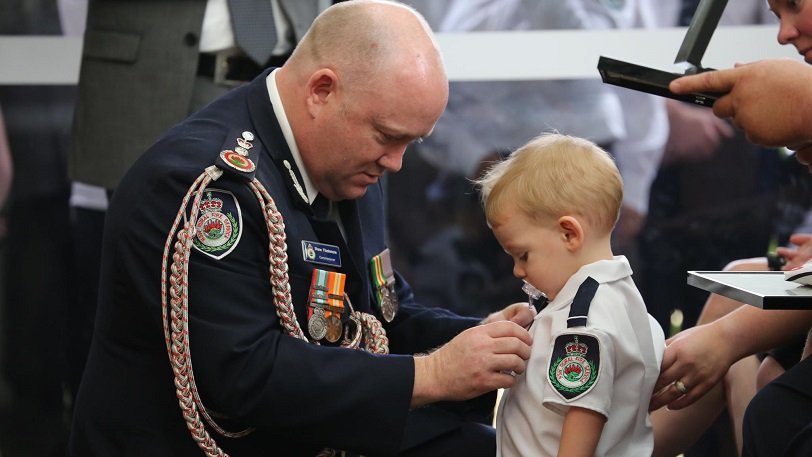 Φωτιές Αυστραλία: Πυροσβέστης πέθανε και παρασημοφορήθηκε ο 19 μηνών γιος του