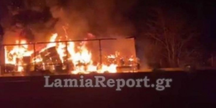 Φωτιά τώρα: Πυρκαγιά σε νταλίκα στην Εθνική Οδό Αθηνών – Λαμίας