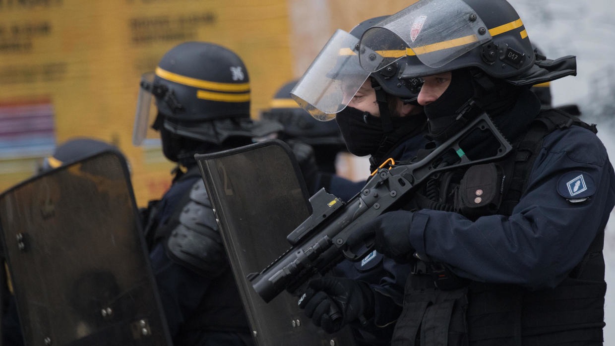 Ξυλοδαρμός διαδηλωτή – Γαλλία: Αστυνομικός χτυπά άγρια άντρα των “Κίτρινων Γιλέκων”