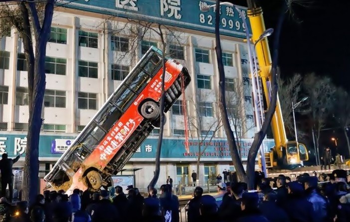 Τρύπα “κατάπιε” λεωφορείο: Τραγωδία στην Κίνα, “άνοιξε” ο δρόμος