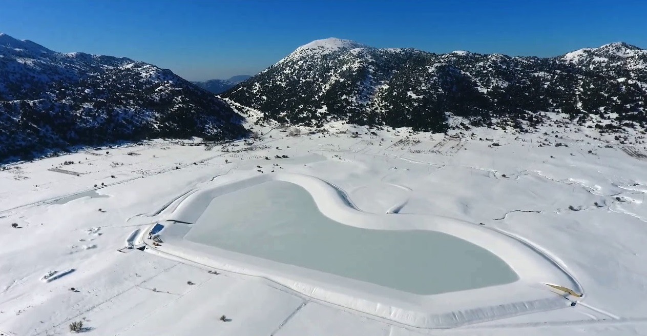Χανιά παγωμένη λίμνη: Απίστευτες εικόνες από τον Ομαλό