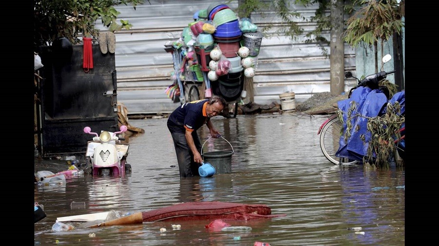 Ινδονησία πλημμύρες: Δεκάδες νεκροί – Τουλάχιστον 173.000 άνθρωποι εκτοπισμένοι (vid)