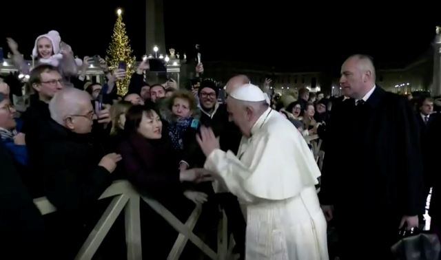 Πάπας Φραγκίσκος – γυναίκα: Η οργή του ποντίφικα με γυναίκα που τον τράβηξε (vid)