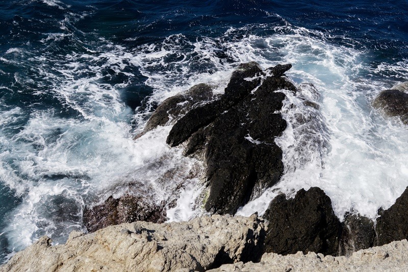 Κακοκαιρία “Ηφαιστίων”: Τεράστια κύματα «κατάπιαν» παραλίες στην Πάρο