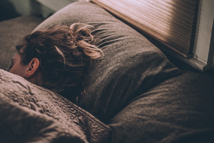 Πόσες ώρες ύπνου χρειαζόμαστε: Πόσο πρέπει να κοιμόμαστε τελικά