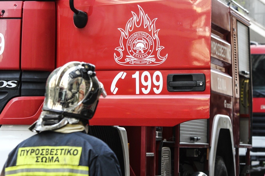 Φωτιά σε εμπορικό κέντρο: Πυρκαγιά στα Τρίκαλα – Υποψίες για εμπρησμό