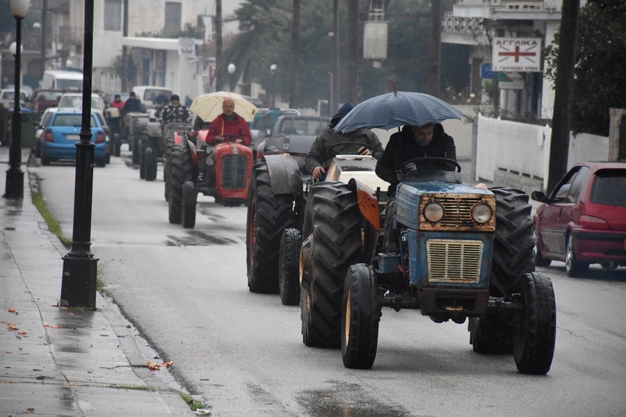 Αγρότες Καρδίτσα: Έβγαλαν τα τρακτέρ στους δρόμους – Τι ζητά η Ενωτική Ομοσπονδία