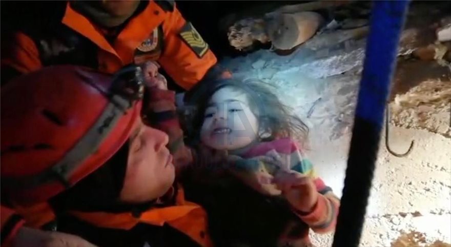 Σεισμός – Τουρκία: Η συγκλονιστική διάσωση μάνας και κόρης από τα συντρίμμια