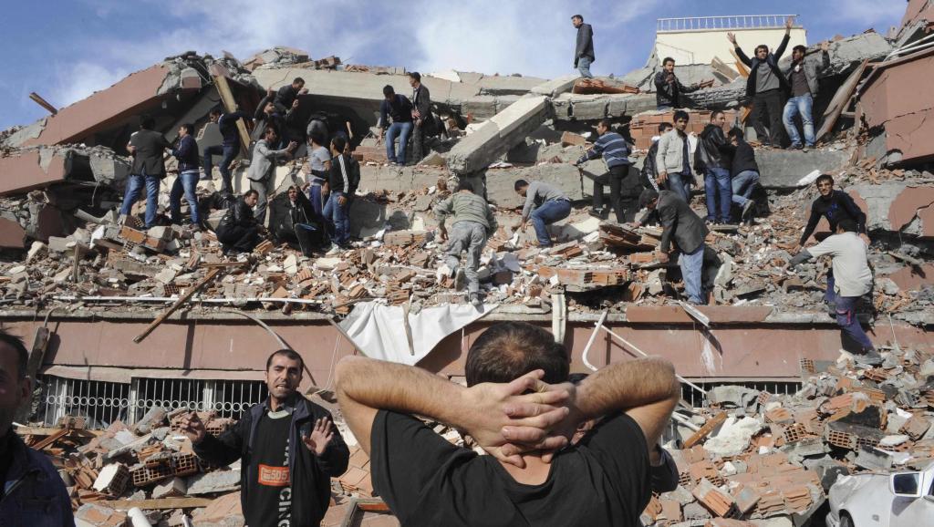 Σεισμός στην Τουρκία: Κάμερες ασφαλείας καταγράφουν τη στιγμή της δόνησης