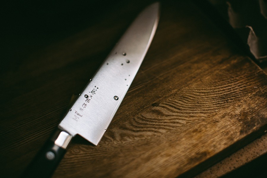 Επίθεση με μαχαίρι: Εξαγριωμένος πελάτης τραυμάτισε έμπορο στη Λαμία