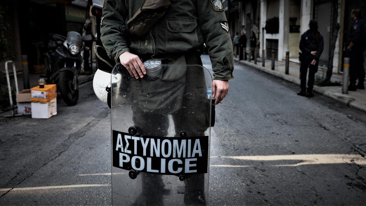 ΑΣΟΕΕ όπλο: Τι λέει ο αστυνομικός – Καταδικάζει το περιστατικό η Πρυτανεία