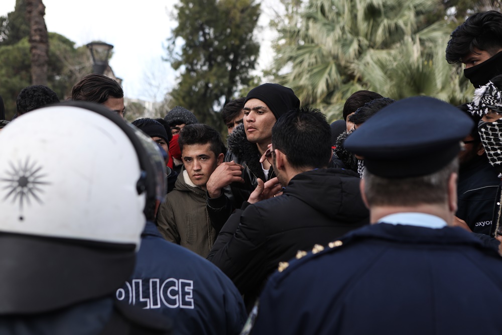 Μετανάστες Λέσβος: Πορεία με επεισόδια και δακρυγόνα στην Μυτιλήνη