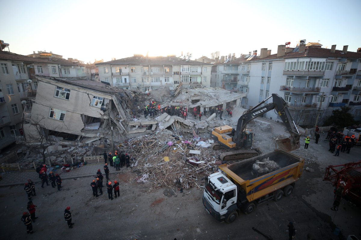 Σεισμός Τουρκία: Νεκροί και παγιδευμένοι κάτω από τα συντρίμμια