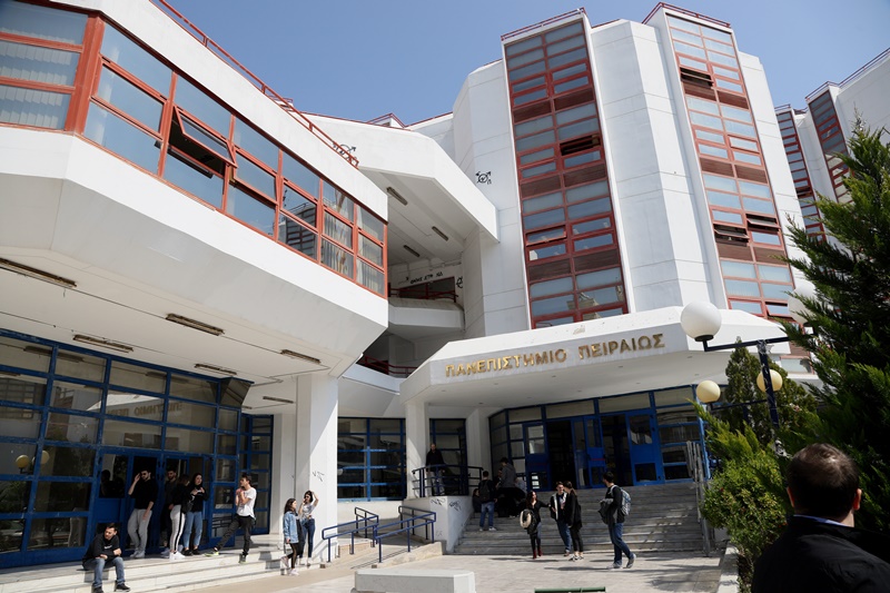 Κουκουλοφόροι Πανεπιστήμιο Πειραιά: Έσπασαν τα γραφεία της ΔΑΠ