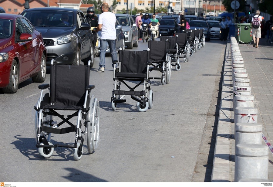Παράνομο παρκάρισμα σε ΑμεΑ: Στα social media φωτογραφία του αυτοκινήτου – Ο οδηγός ζητά 70.000 ευρώ