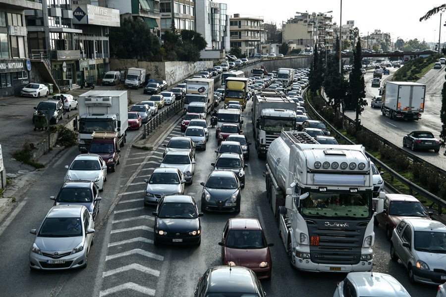 Τροχαίο Κηφισός τώρα: Xάος στους δρόμους από την ανατροπή αυτοκινήτου