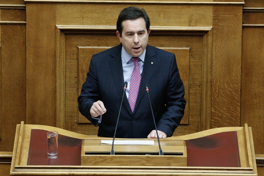 Μηταράκης – Τζανακόπουλος: Καβγάς στη Βουλή για το μεταναστευτικό