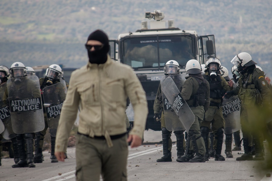 ΜΑΤ Λέσβος: Αναχώρησε η αστυνομία από τη Μυτιλήνη – Άγρια επεισόδια στο νησί