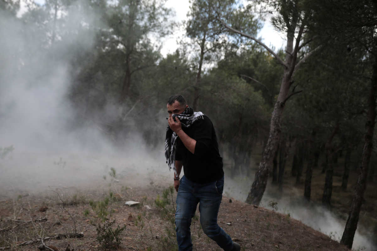 Αποτέλεσμα εικόνας για Επεισόδια στη Λέσβο: Τραυματίστηκαν 43 αστυνομικοί και 10 πολίτες