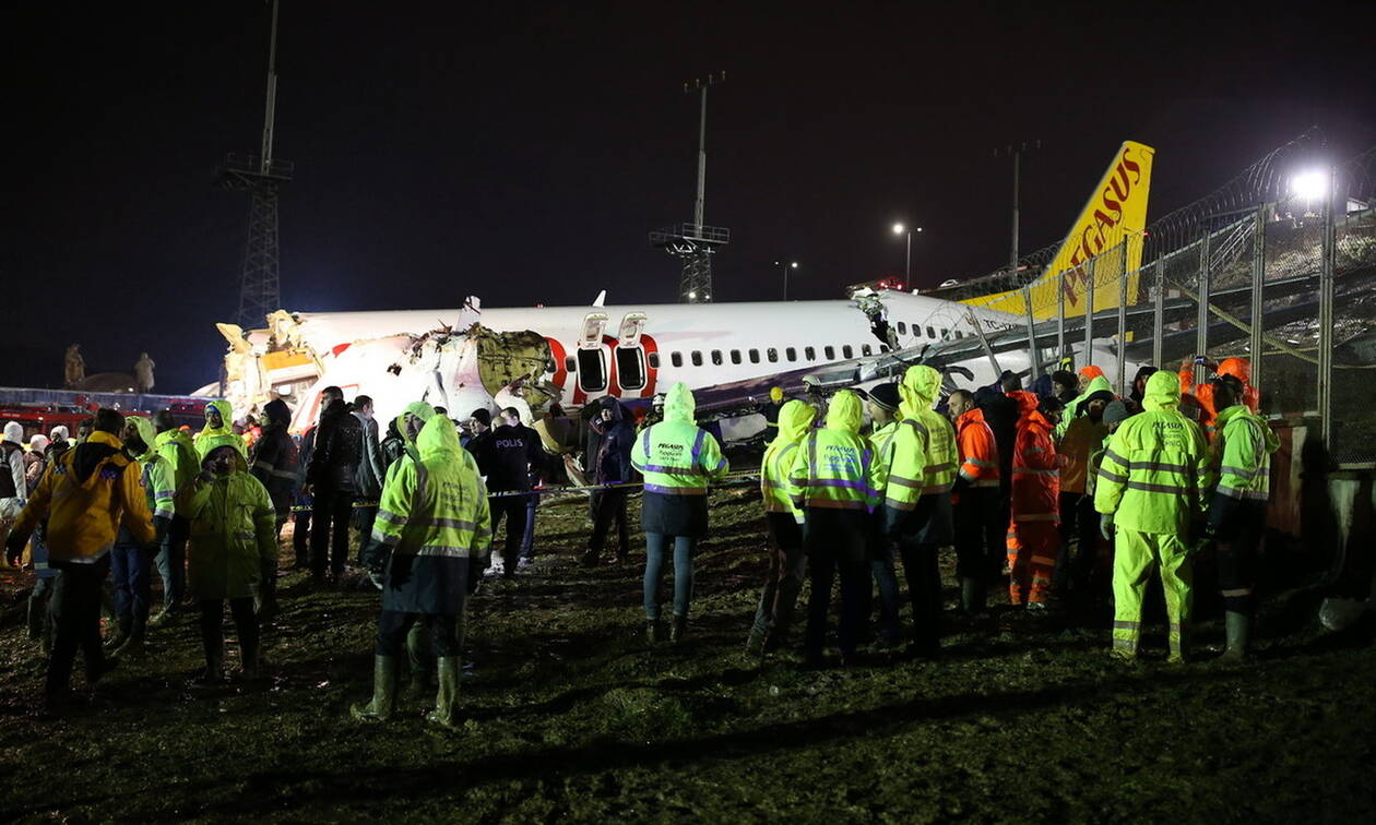 Αεροπλάνο Τουρκία: Εικόνες τρόμου από το Boeing στην Κωνσταντινούπολη, που κόπηκε στα δύο