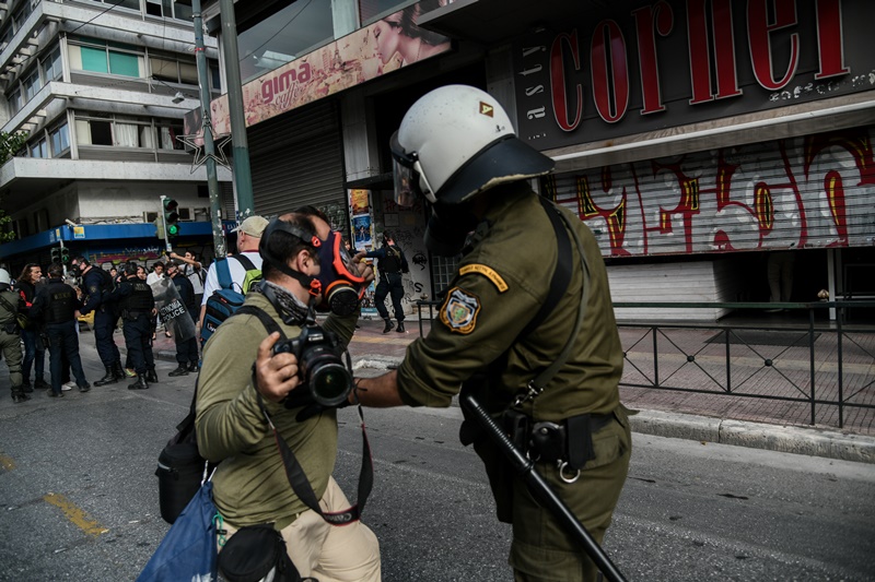 ΑΣΟΕΕ επεισόδια: Κουκουλοφόροι επιτέθηκαν με ρόπαλα σε αστυνομικό