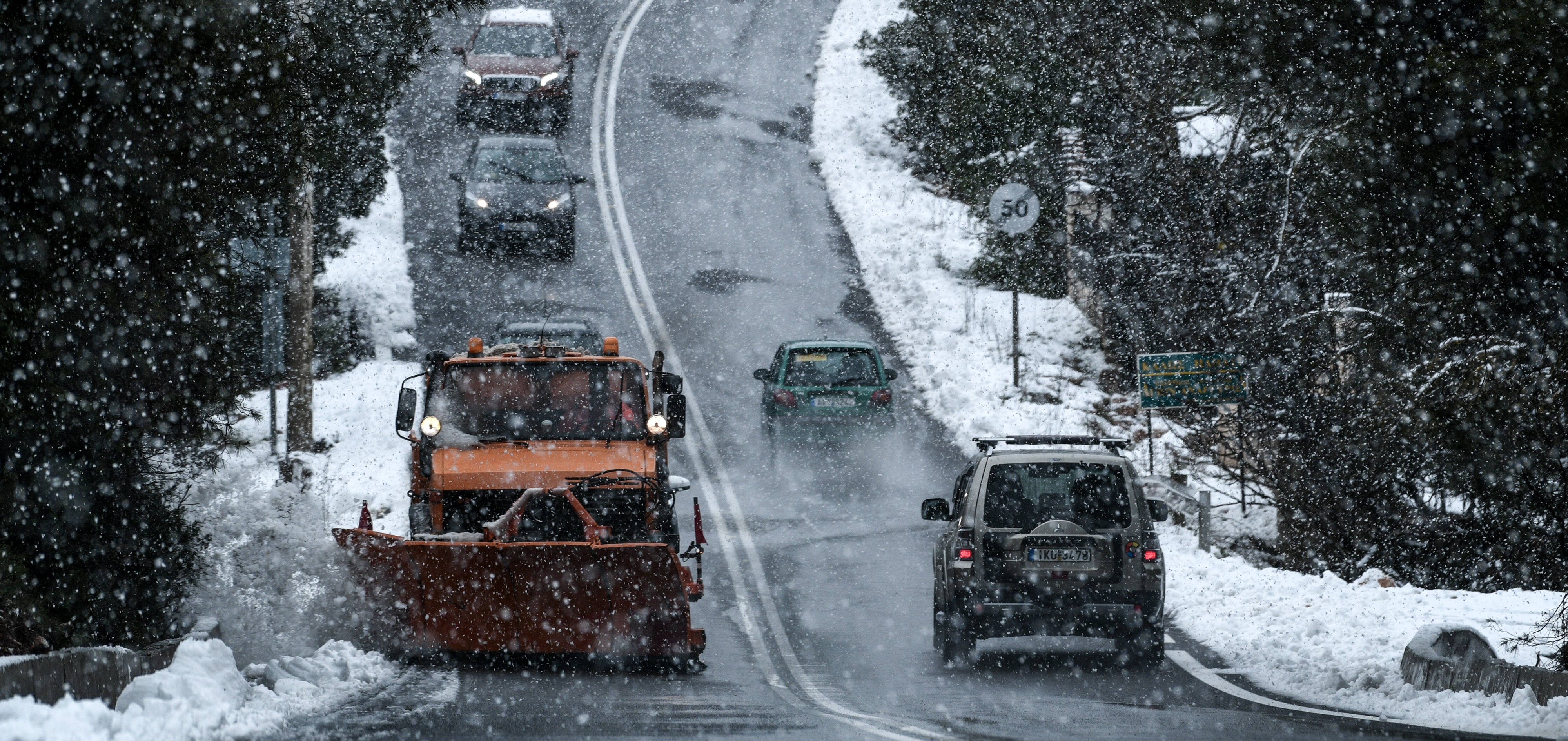 Χιόνια τώρα Αττική: Κακοκαιρία «χτυπάει» τη χώρα – Πού χρειάζονται αλυσίδες