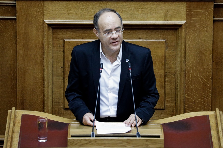 ΜΑΤ Χίος: Βουλευτής του ΣΥΡΙΖΑ καταγγέλλει «απρόκλητη σε βάρος του επίθεση»