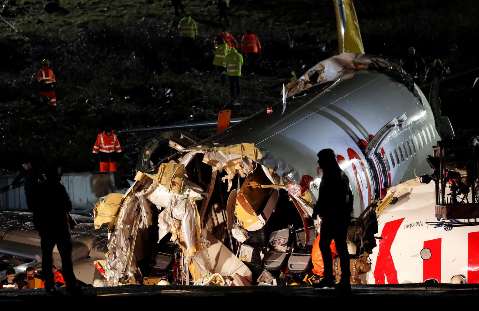 Αεροπλάνο Τουρκία: Κόπηκε στα δύο – Τρεις οι νεκροί, 179 τραυματίες