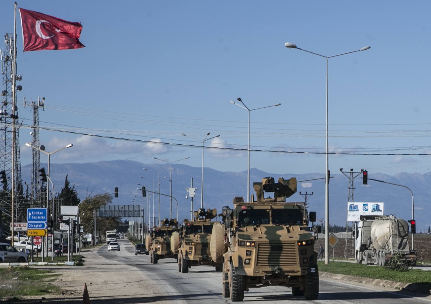 Συρία τώρα: Η Τουρκία ανοίγει τα σύνορα – Δεκάδες νεκροί στρατιώτες