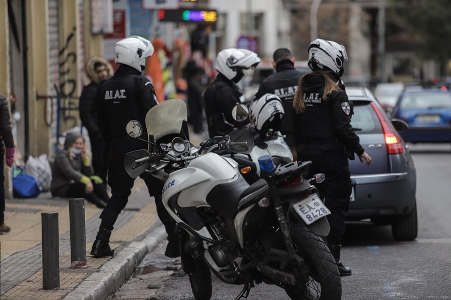 Παπακώστα αστυνομικός: 50χρονος πυροβόλησε κατά λάθος φίλη του έξω από το σπίτι της πρ. υφυπουργού