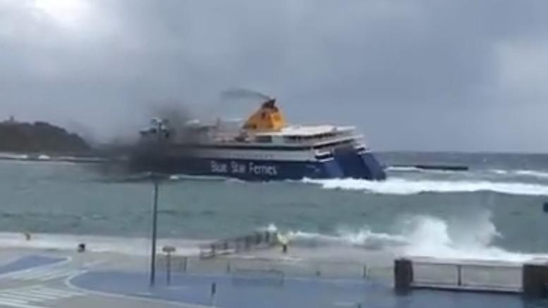 Πλοίο – κύματα: Η μάχη του Blue Star Naxos στο λιμάνι της Τήνου