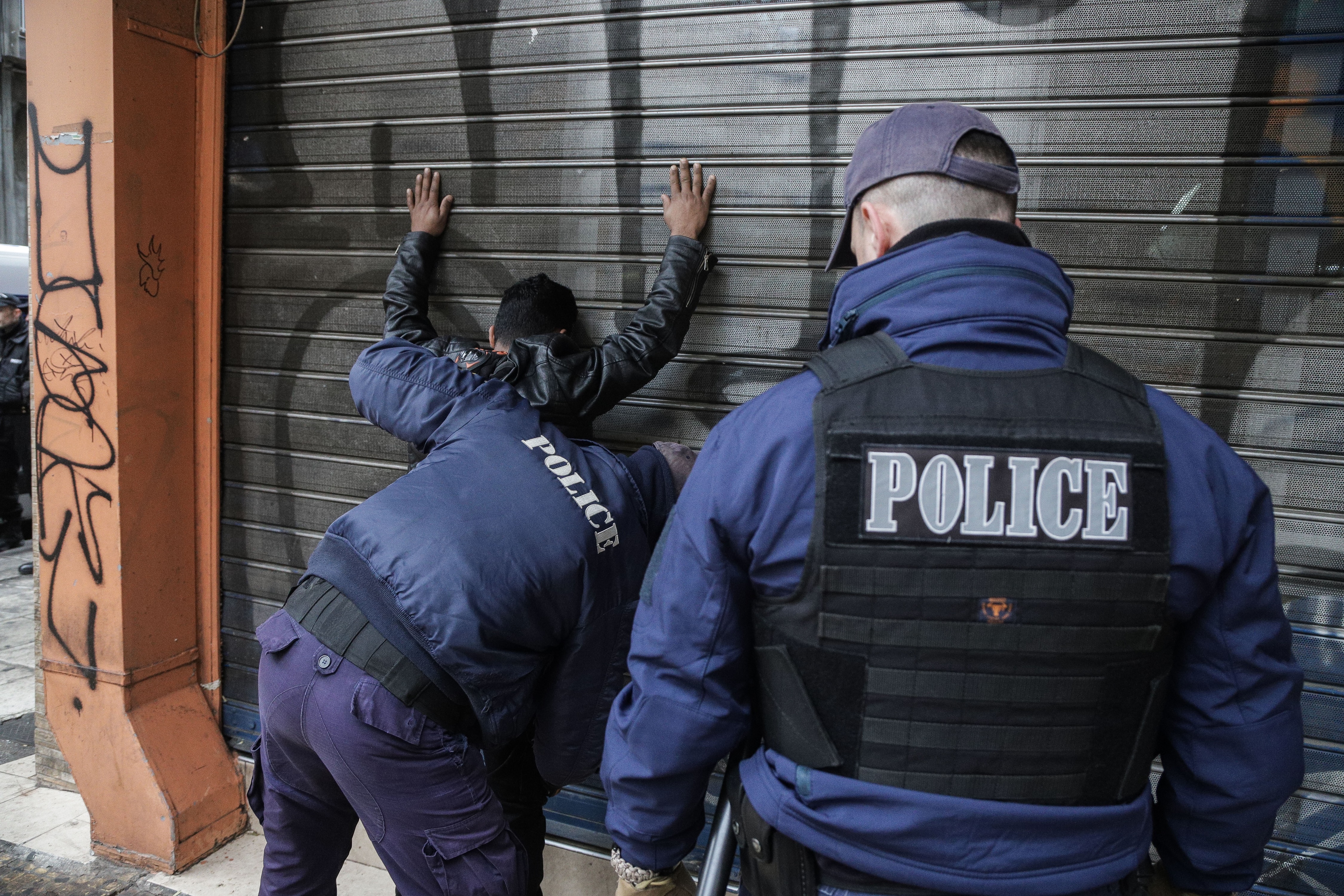Μενάνδρου τώρα: «Σαρώνουν» την περιοχή οι αστυνομικοί για τον δράστη του φόνου