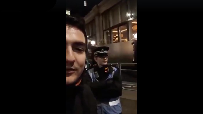 Έλληνας βρίζει Άγγλο αστυνομικό: Viral το βίντεο με τον… μάγκα