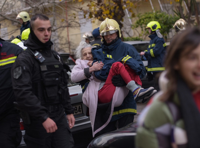 Φωτιά Παλαιό Φάληρο: Δύο γυναίκες απεγκλωβίστηκαν – Καταγγελίες για εμπρησμό