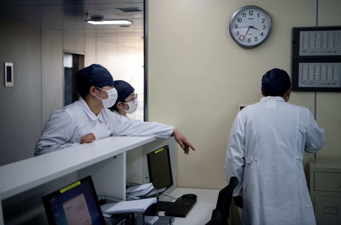 Κοροναϊός Κίνα: Γιατροί ξύρισαν το κεφάλι τους ύστερα από εντολή του νοσοκομείου