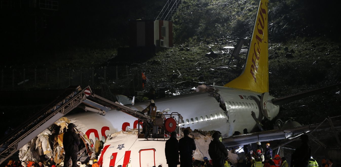 Αεροπλάνο Τουρκία: Έρευνα για εγκληματική ενέργεια για το Boeing που κόπηκε στα δύο