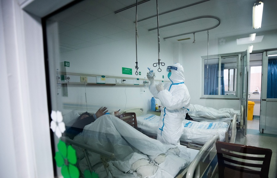 Κοροναϊός Κίνα: Ξεκινά η μεταφορά ασθενών στο νοσοκομείο στην Ουχάν