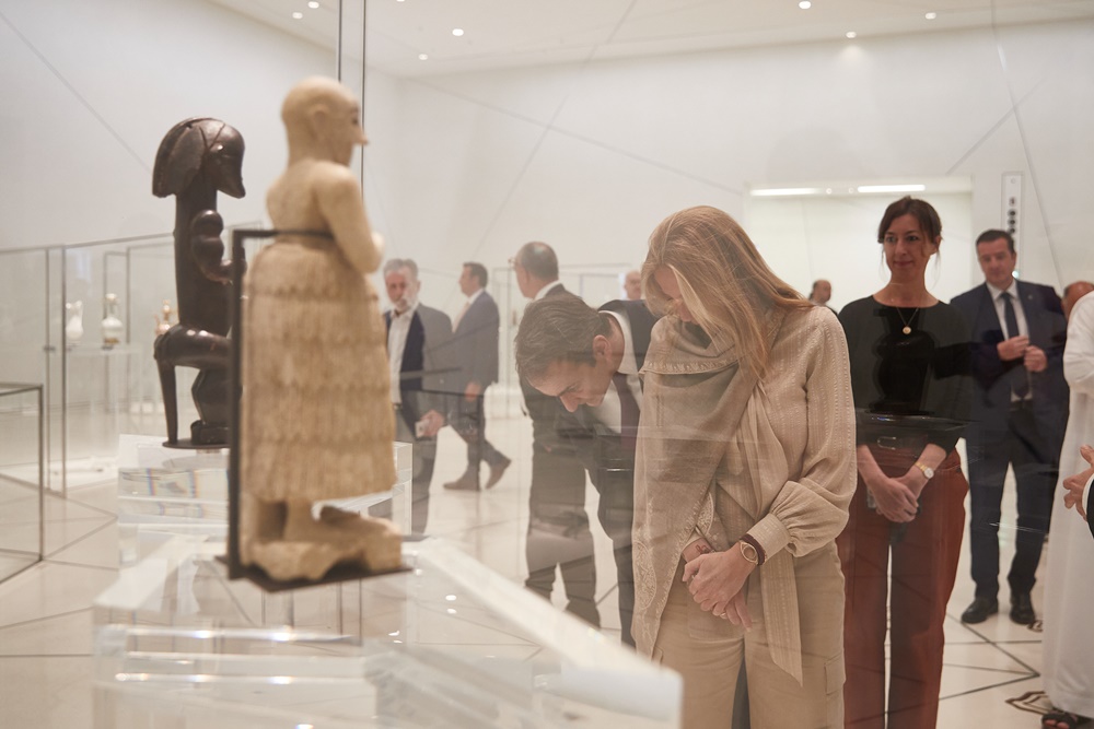 Μαρέβα Αμπού Ντάμπι: Η κα Μητσοτάκη χωρίς μαντίλα στο Μουσείο του Λούβρου