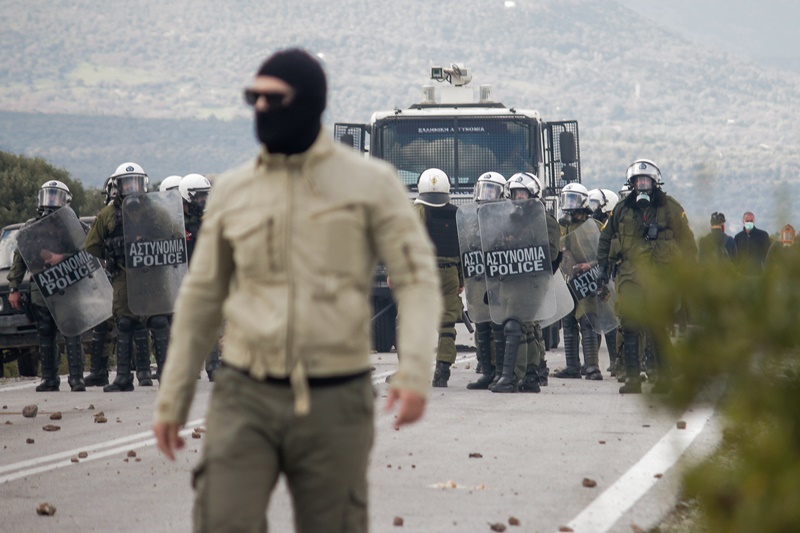 Εφημέριος Μανταμάδου ΜΑΤ: Συγχωρώ τους αστυνομικούς που με πυροβόλησαν