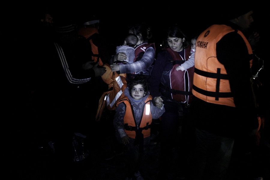 Μετανάστες Έβρος: Συνεχίζονται οι μεταφορές, με βάρκες και ταξί