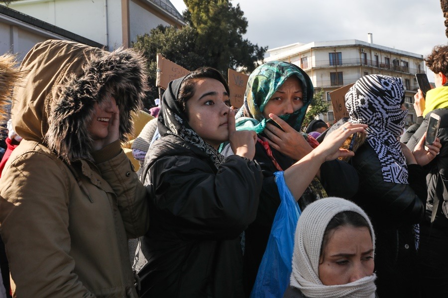 Επεισόδια Μόρια: Φωτιά και δακρυγόνα στη διάρκεια διαδήλωσης των μεταναστών