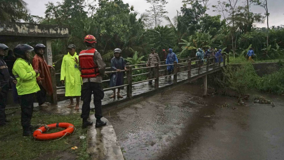 Μαθητές παρασύρθηκαν από ποταμό: Τραγωδία σε εκδρομή στην Ινδονησία – 6 νεκροί
