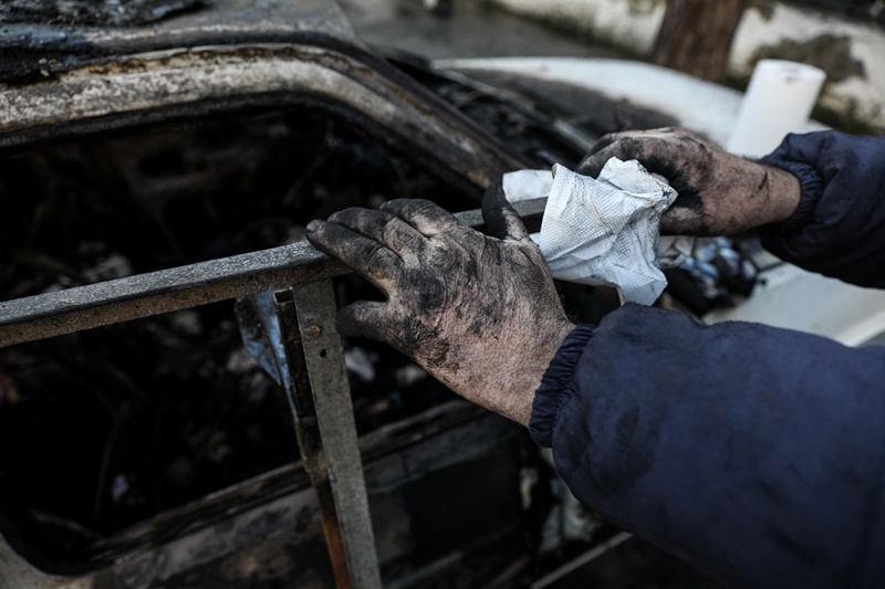 Εμπρησμός αυτοκινήτων Θεσσαλονίκη: Έκαψαν τρία οχήματα του υπ. Πολιτισμού