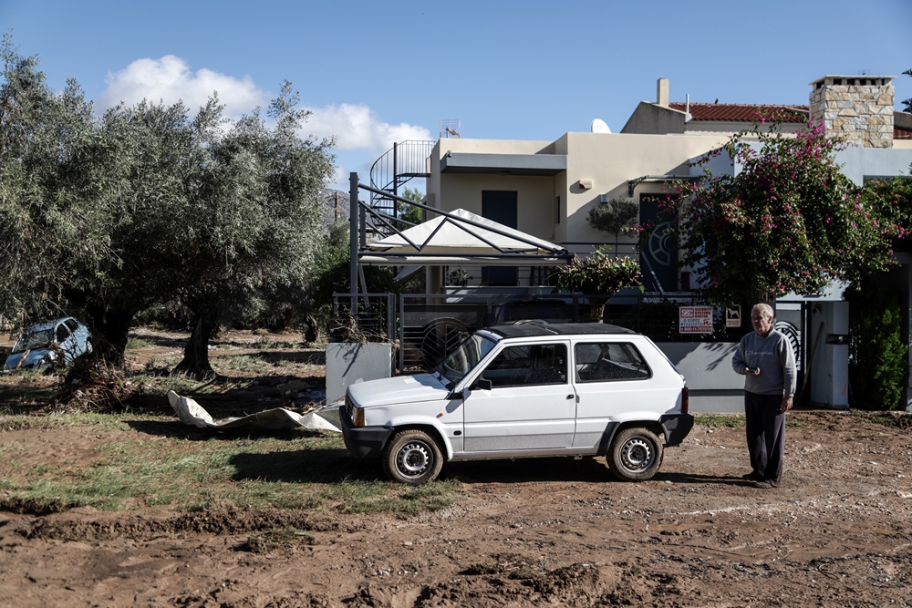 Ρόδος κακοκαιρία: Ποτάμια οι δρόμοι, βγήκαν με τα… κανό