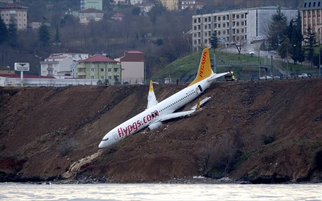 Αεροπλάνο Τουρκία: Κόπηκε στα τρία στο αεροδρόμιο της Κωνσταντινούπολης